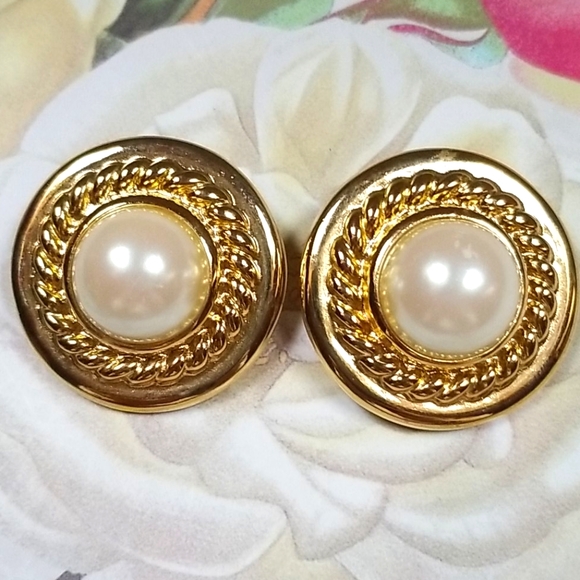 Vintage GIVENCY Large Faux Pearl Goldtone Clip Earrings RARE - Picture 10 of 10